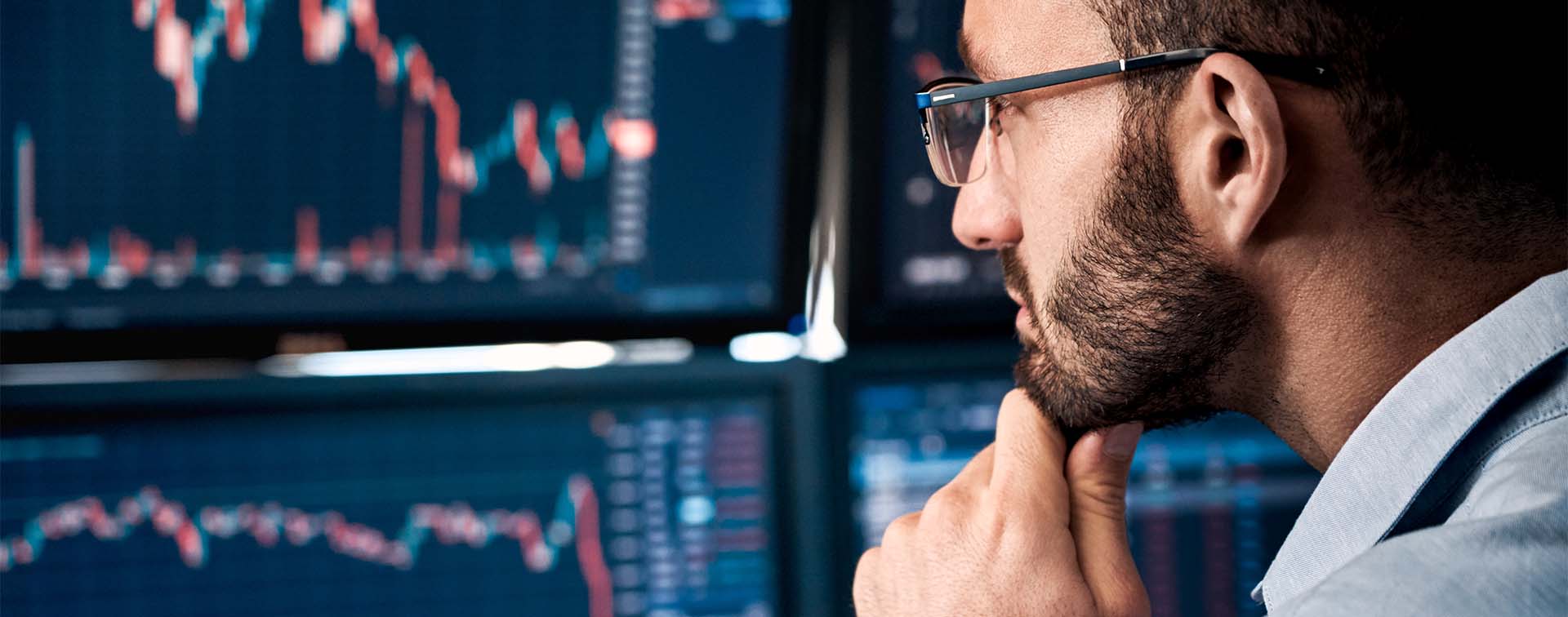 Trader analyzing global bitcoin price on network diagram